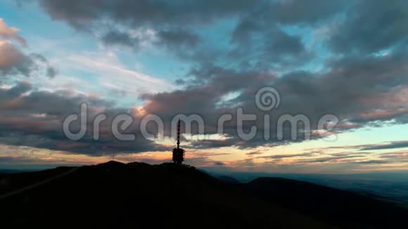 高山景观现代生态工业能源站上空4k高空华丽空中无人机视频的预览图