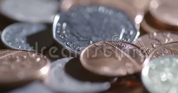 刺耳的旋转硬币镜头视频的预览图