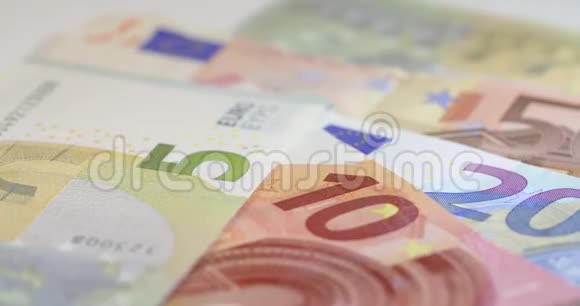 一张横跨欧元纸币收藏的追踪照片视频的预览图