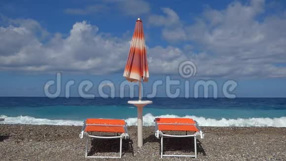 海滩有躺椅和遮阳伞视频的预览图