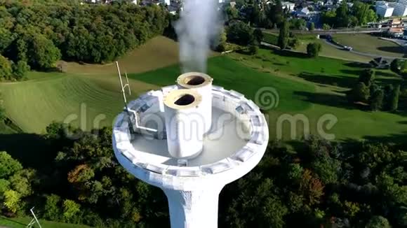 空中无人机4k全景景观飞行飞越强大的能源生态站塔台产生白烟视频的预览图
