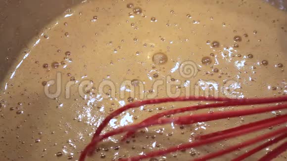 搅拌胡萝卜蛋糕的原料视频的预览图