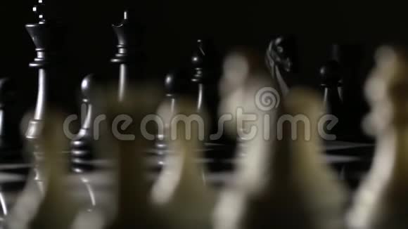 在大理石棋盘上的棋子后面慢镜头视频的预览图