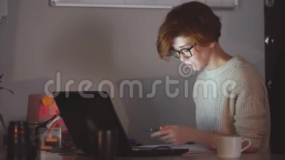 加班概念女人晚上在办公室用电脑工作视频的预览图