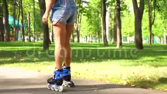 在公园里骑旱冰鞋视频的预览图