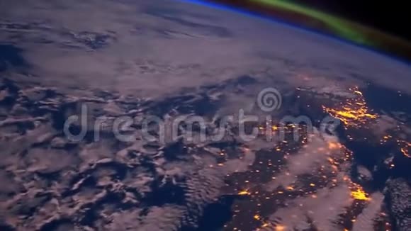 星球地球从太空的夜晚动画从太空到地球的飞行夜晚的地球视频的预览图