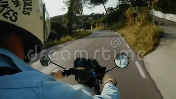 摩托车司机的侧肩视野视频的预览图
