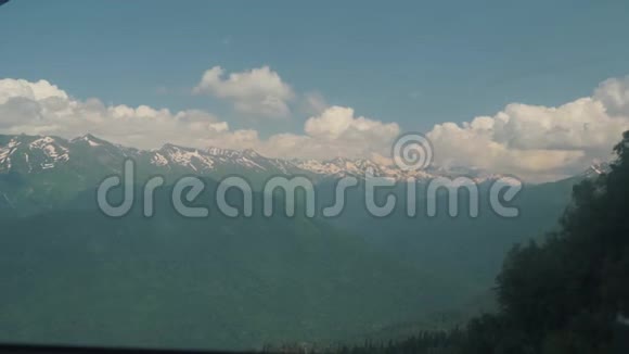 山地景观美丽的白云映衬着高山和蓝天视频的预览图