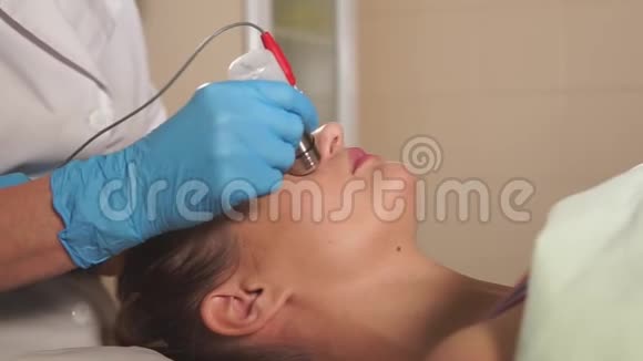 美容师准备女人脸进行非注射的中间治疗视频的预览图