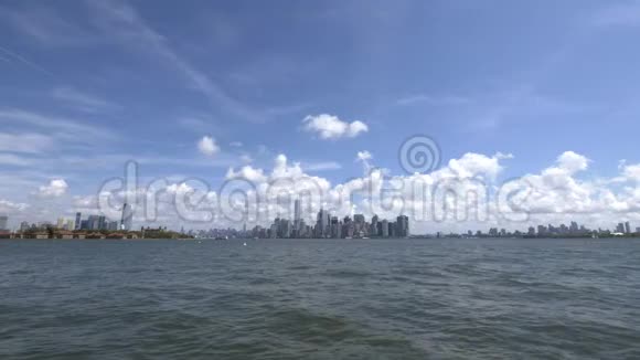 从自由岛俯瞰纽约天际线视频的预览图