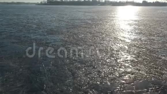 在裂泉湖冰面上钻空视频的预览图