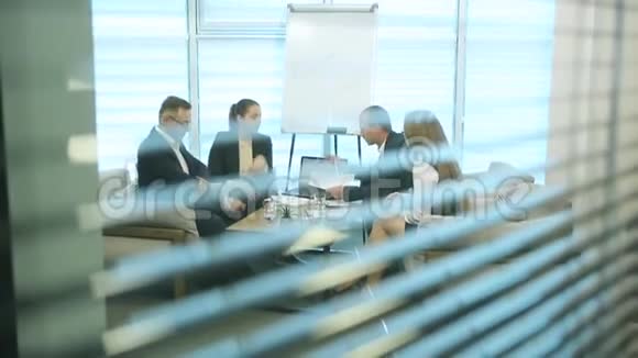 不同的商务人士参加会议视频的预览图