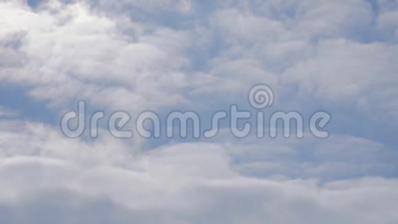 美丽的蓝天云彩向左移动从飞机的窗户上看到的在云中飞翔视频的预览图