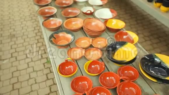 手工陶器精美器皿杯子盘子和纪念品视频的预览图