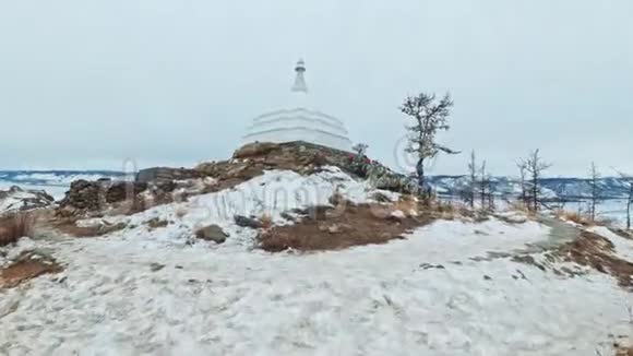 贝加尔湖冰上女子旅行波夫的观点佛教佛塔伯汗纪念塔象征神秘历史视频的预览图