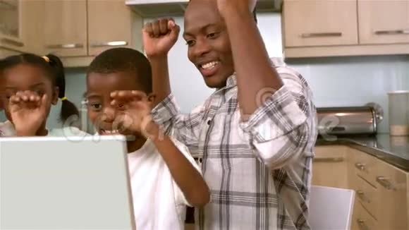 快乐的黑人家庭欢乐和使用笔记本电脑视频的预览图