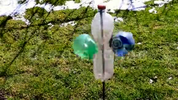 在钢杆上旋转的塑料瓶视频的预览图