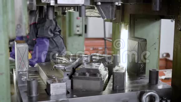 新闻制作机器零件是用钢板模具生产的车辆悬挂部分视频的预览图