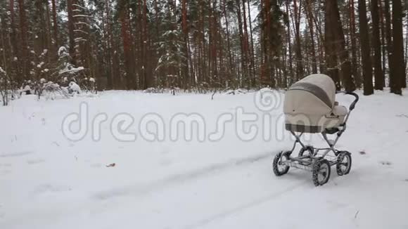 冬天森林里的婴儿车雪上的轮胎痕迹婴儿在新鲜空气中睡觉视频的预览图