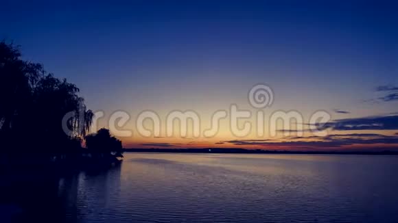 日落后的湖泊4K延时视频视频的预览图