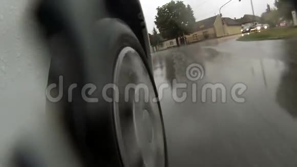 汽车在潮湿的道路上行驶视频的预览图