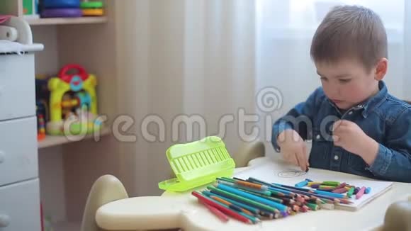 小男孩学会用彩色铅笔画画视频的预览图