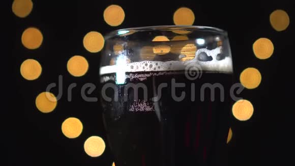 美味的特制烈性啤酒波特啤酒或黑啤酒在旋转视频的预览图