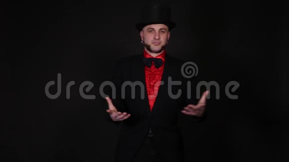 魔术师用黑色背景的伞做戏法视频的预览图