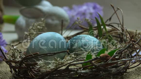 在复活节的巢里产卵自然染色视频的预览图