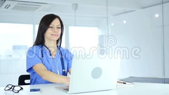 医生忙于在工作中用笔记本电脑在线视频聊天视频的预览图