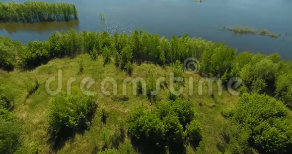 一个大湖和一条洪水泛滥的河流的空中视频视频的预览图