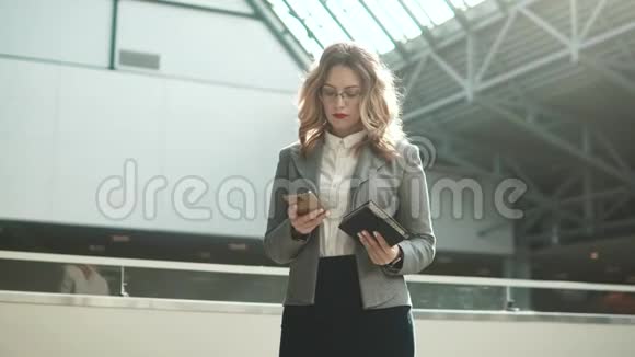 商务女性在智能手机上从记事本同步笔记视频的预览图