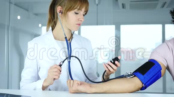 年轻女医生检查病人血压视频的预览图