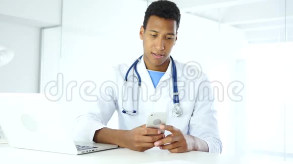 非裔美国医生在医院打电话视频的预览图