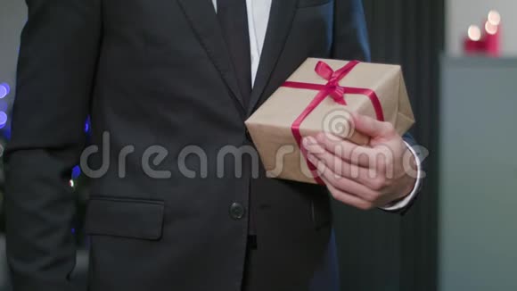 男人握手拿圣诞礼物视频的预览图