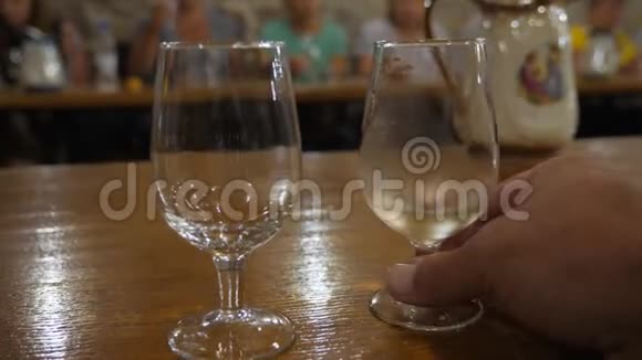 品酒室品酒参观克里米亚酒庄巴卡利站在桌子上把酒倒进视频的预览图