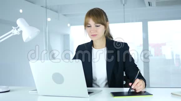 年轻的女创意设计师在手提电脑上工作视频的预览图