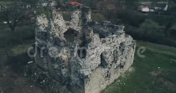 空中全景拍摄圣殿骑士古堡的废墟视频的预览图