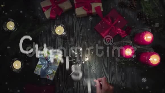 动画圣诞销售女性手拿火花视频的预览图