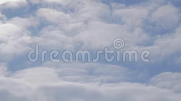 美丽的蓝天云彩向左移动从飞机的窗户上看到的在云中飞翔视频的预览图