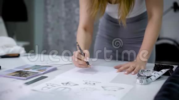 绘制设计师穿着新草图的过程视频的预览图