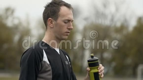 跑步者喝瓶装水视频的预览图