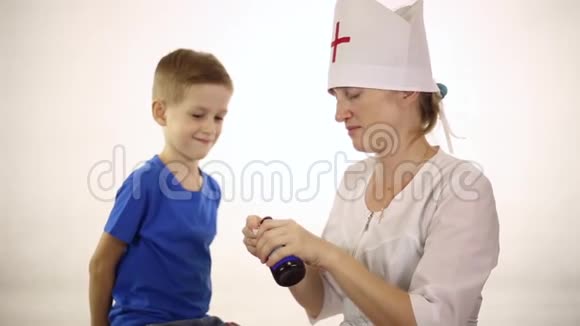 医生给一个小男孩吃药视频的预览图