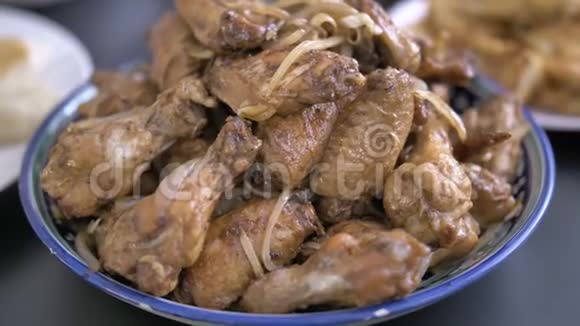 鸡翅与洋葱亚洲食物视频的预览图