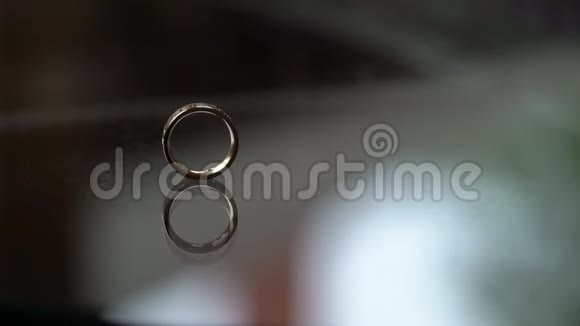 玻璃桌上有钻石卷的结婚金戒指视频的预览图