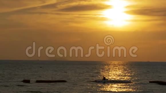 海面上的日落和一个人在排水器上钓鱼的轮廓泰国芭堤雅视频的预览图
