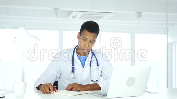 非裔美国医生撰写病人医生的医疗报告视频的预览图