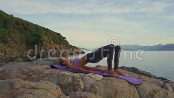 女孩在海洋晨练时做瑜伽视频的预览图