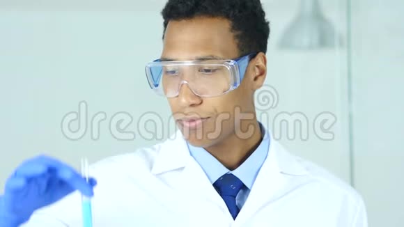 科学家在实验室里看试管中蓝色溶液的医生视频的预览图