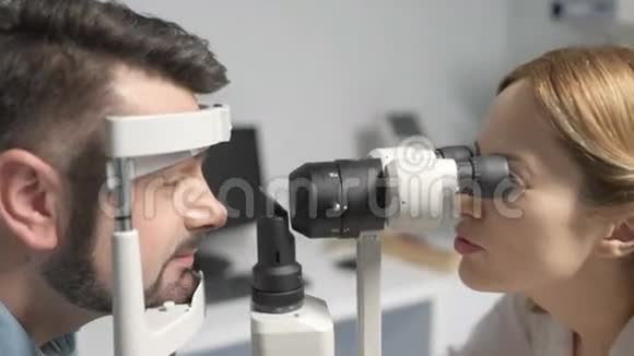 女性验光师为病人做视力检查视频的预览图